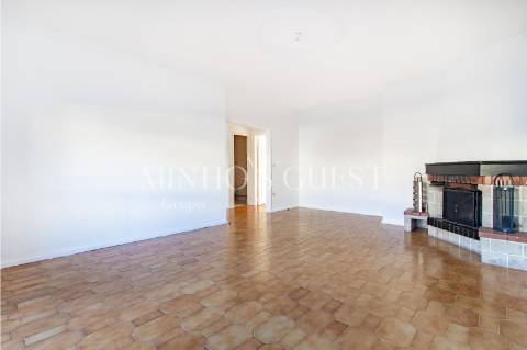 Apartamento T3 de último andar c/ varanda e vista para Av. Liberdade - Braga