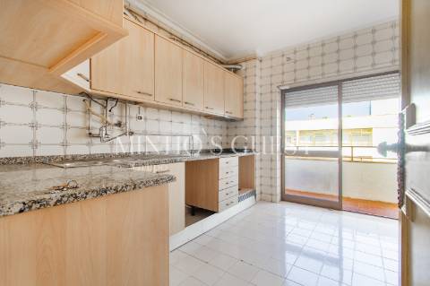 Apartamento T3 de último andar c/ varanda e vista para Av. Liberdade - Braga