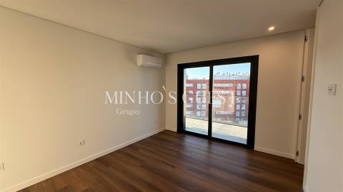 Apartamento T3 c/ Varandas Amplas e Cobertas - Ferreiros, Braga