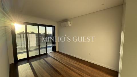 Apartamento T3 c/ Varandas Amplas e Cobertas - Ferreiros, Braga