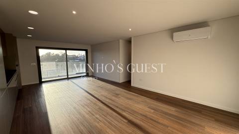 Apartamento T3 c/ Varandas Amplas e Cobertas - Ferreiros, Braga