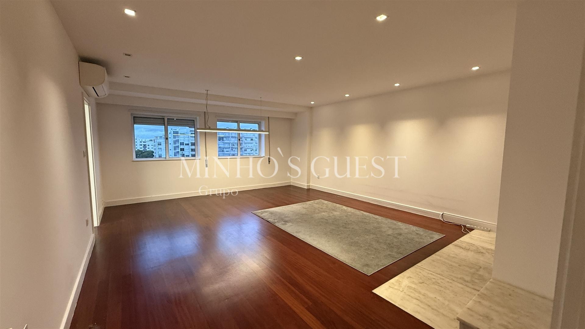 Apartamento T3 (7º andar) c/ 2 elevadores e garagem fechada - Rodovia, Braga