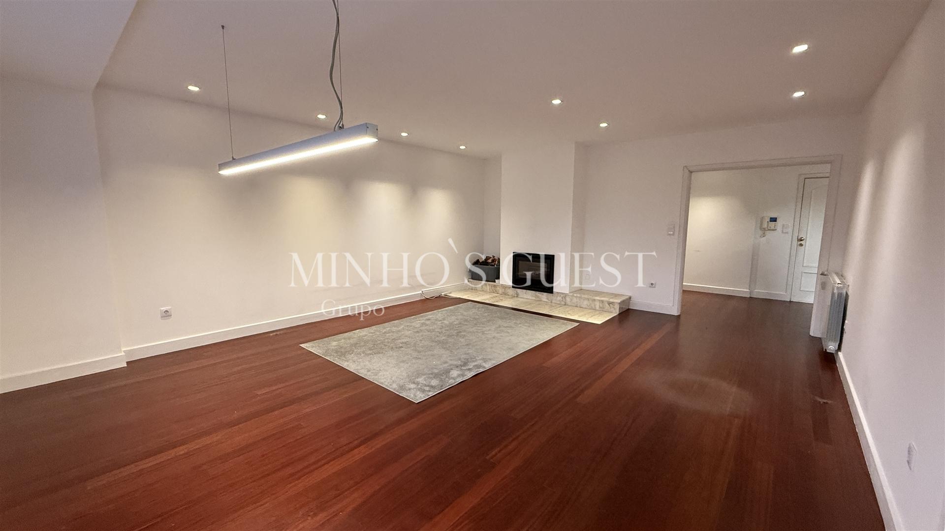 Apartamento T3 (7º andar) c/ 2 elevadores e garagem fechada - Rodovia, Braga