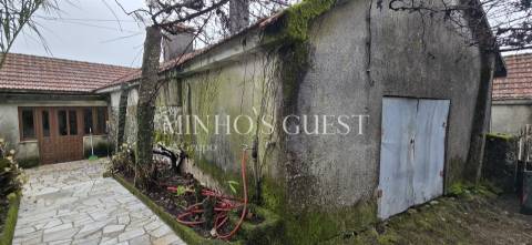 Moradia V2 p/restauro c/ 900m2 de Terreno - Codeçal, Vila Verde