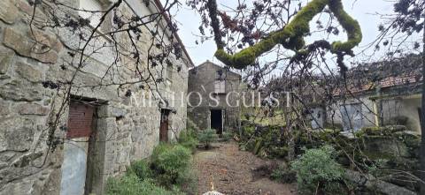 Moradia V2 p/restauro c/ 900m2 de Terreno - Codeçal, Vila Verde