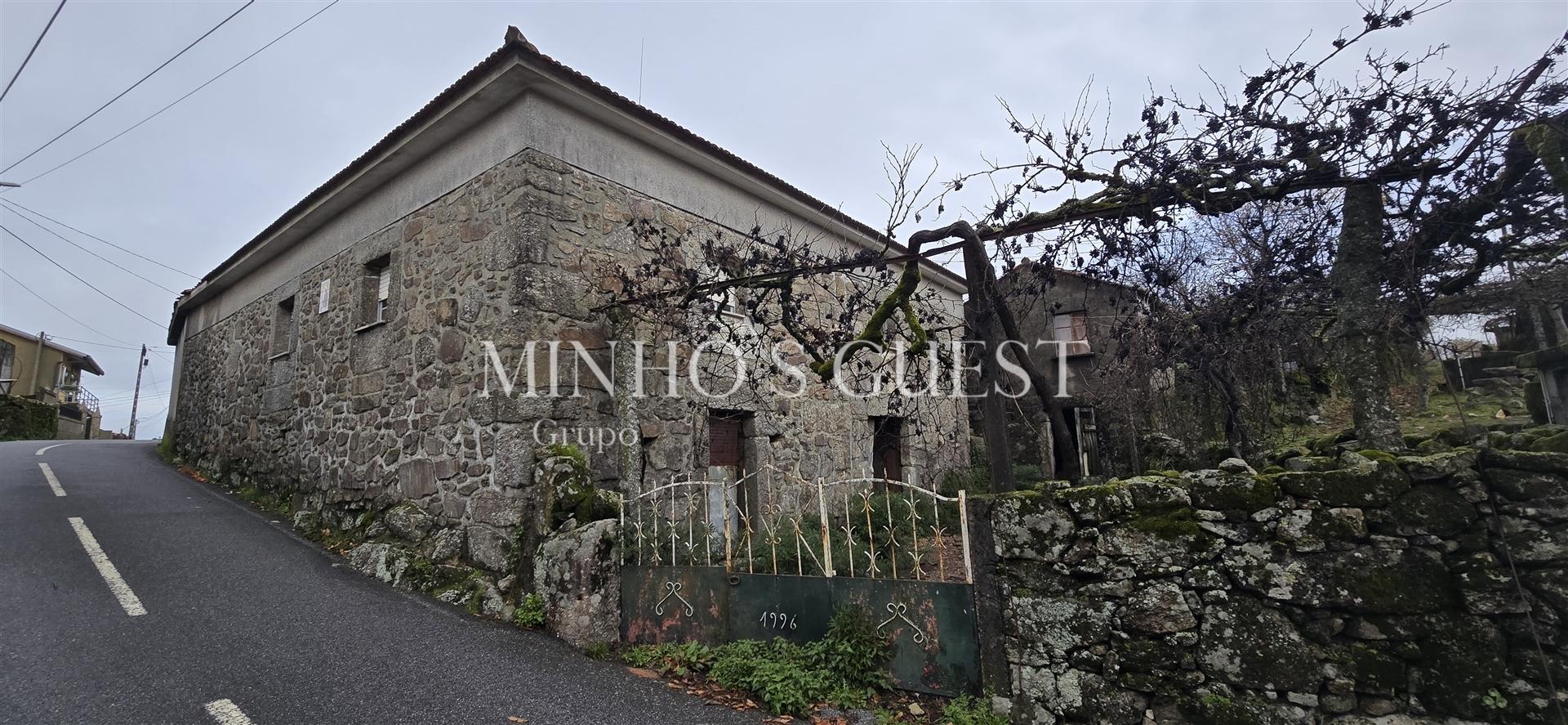 Moradia V2 p/restauro c/ 900m2 de Terreno - Codeçal, Vila Verde