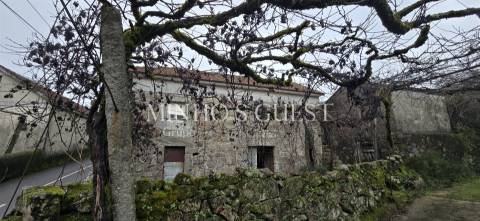 Moradia V2 p/restauro c/ 900m2 de Terreno - Codeçal, Vila Verde