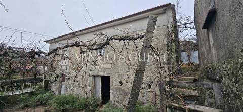 Moradia V2 p/restauro c/ 900m2 de Terreno - Codeçal, Vila Verde