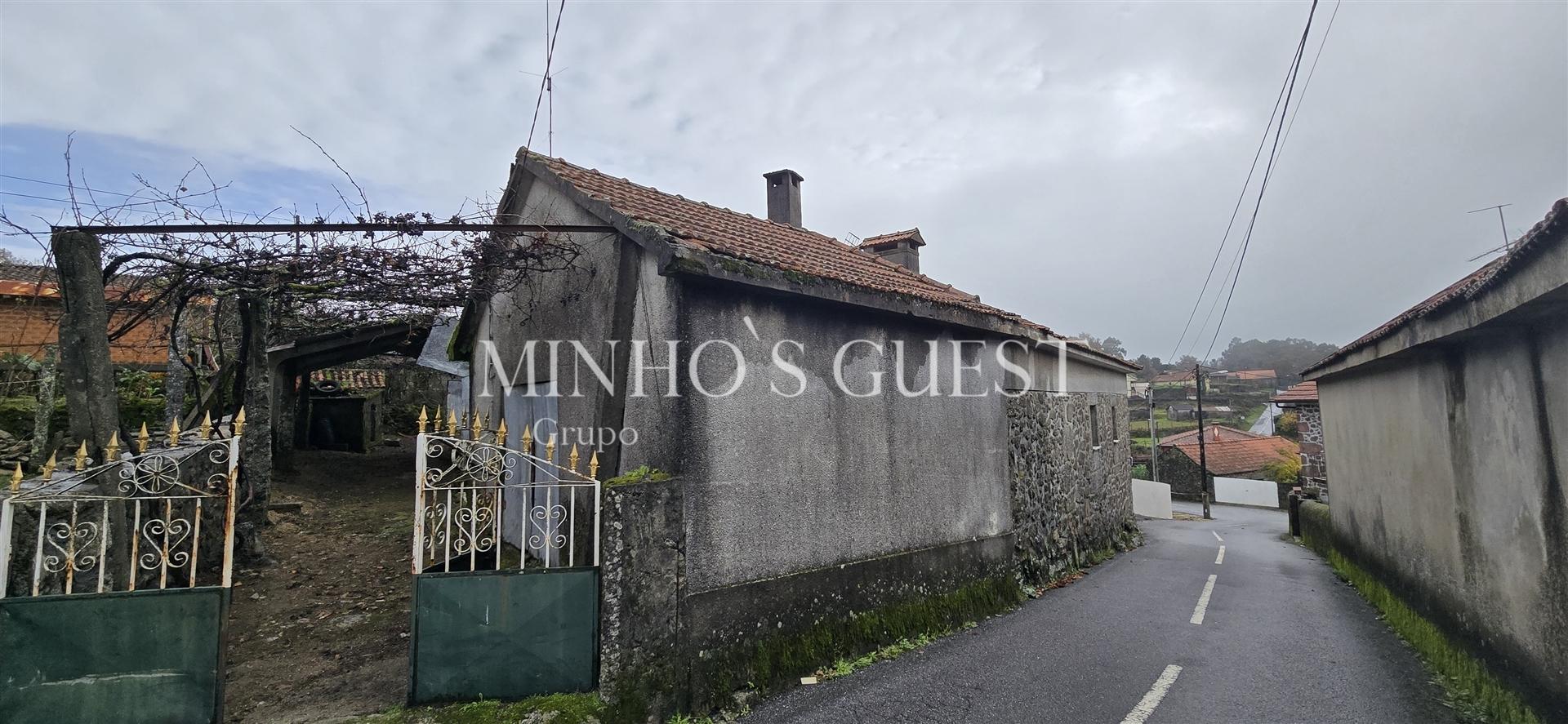 Moradia V2 p/restauro c/ 900m2 de Terreno - Codeçal, Vila Verde