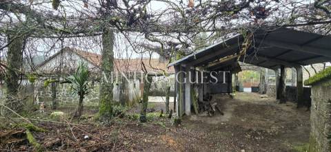 Moradia V2 p/restauro c/ 900m2 de Terreno - Codeçal, Vila Verde