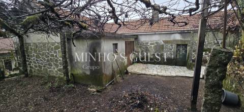 Moradia V2 p/restauro c/ 900m2 de Terreno - Codeçal, Vila Verde