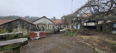 Moradia V2 p/restauro c/ 900m2 de Terreno - Codeçal, Vila Verde