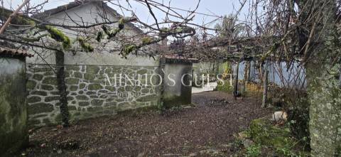 Moradia V2 p/restauro c/ 900m2 de Terreno - Codeçal, Vila Verde
