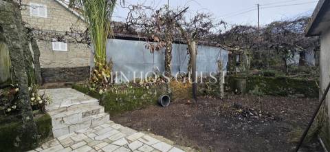 Moradia V2 p/restauro c/ 900m2 de Terreno - Codeçal, Vila Verde