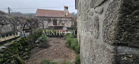 Moradia V2 p/restauro c/ 900m2 de Terreno - Codeçal, Vila Verde