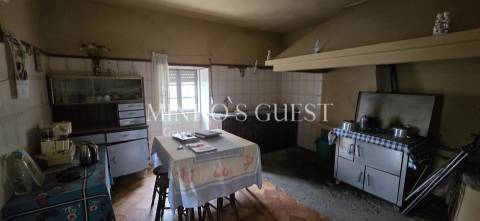 Moradia V2 p/restauro c/ 900m2 de Terreno - Codeçal, Vila Verde