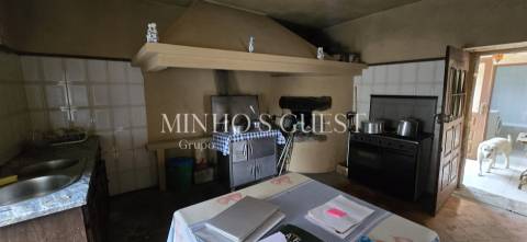 Moradia V2 p/restauro c/ 900m2 de Terreno - Codeçal, Vila Verde