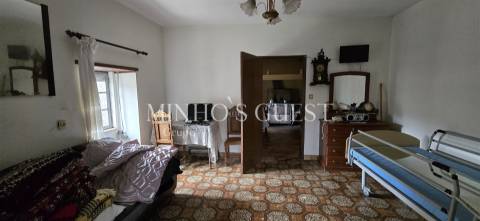 Moradia V2 p/restauro c/ 900m2 de Terreno - Codeçal, Vila Verde