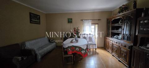 Moradia V2 p/restauro c/ 900m2 de Terreno - Codeçal, Vila Verde