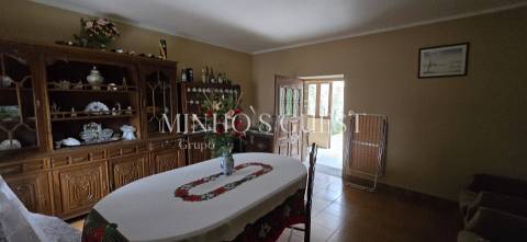 Moradia V2 p/restauro c/ 900m2 de Terreno - Codeçal, Vila Verde