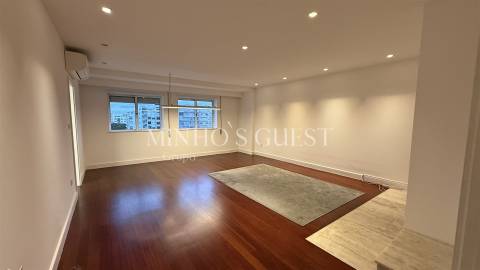 Apartamento T3 (7º andar) c/ 2 elevadores e garagem fechada - Rodovia, Braga