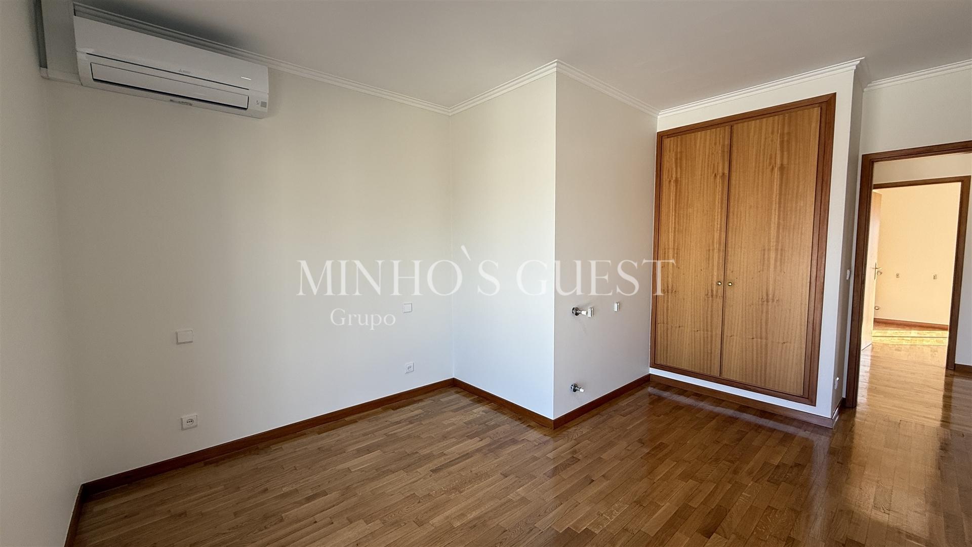 Moradia T3 c/ Garagem, AC e Logradouro pronta a habitar - São Vicente, Braga