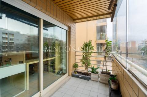 Apartamento T3 c/ varanda, AC e Garagem Fechada - São Vítor, Braga