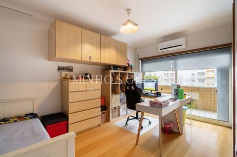 Apartamento T3 c/ varanda, AC e Garagem Fechada - São Vítor, Braga