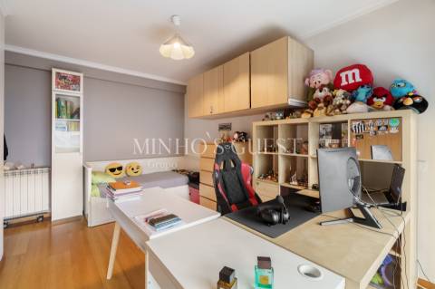 Apartamento T3 c/ varanda, AC e Garagem Fechada - São Vítor, Braga