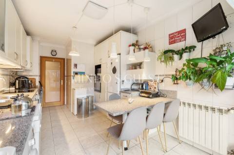 Apartamento T3 c/ varanda, AC e Garagem Fechada - São Vítor, Braga