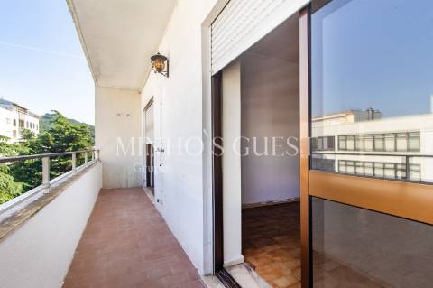 Apartamento T3 de último andar c/ varanda e vista para Av. Liberdade - Braga