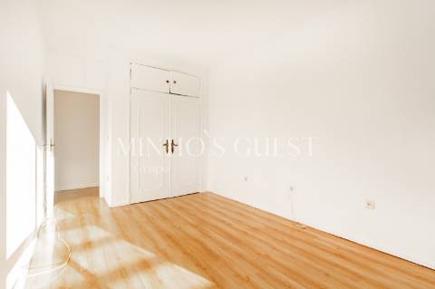 Apartamento T3 de último andar c/ varanda e vista para Av. Liberdade - Braga