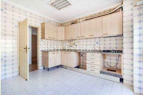 Apartamento T3 de último andar c/ varanda e vista para Av. Liberdade - Braga