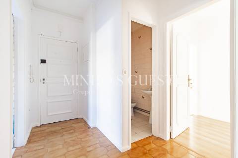 Apartamento T3 de último andar c/ varanda e vista para Av. Liberdade - Braga