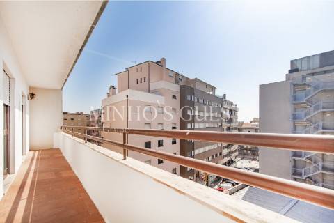 Apartamento T3 de último andar c/ varanda e vista para Av. Liberdade - Braga