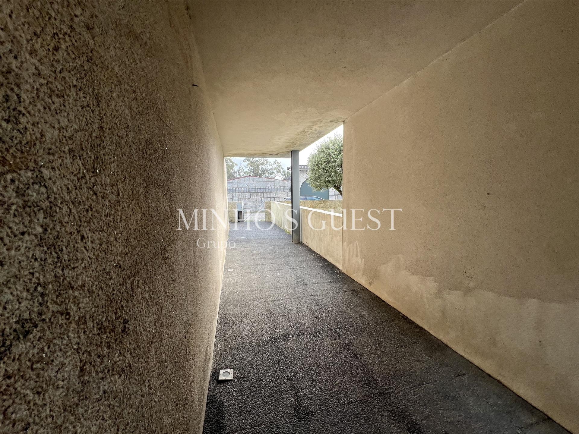 Moradia V4 Brutalista em Joane c/ Logradouro e Garagem