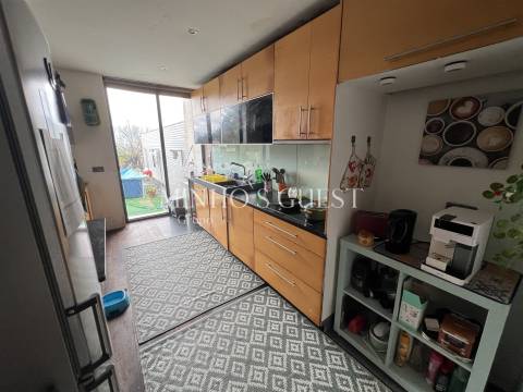 Moradia V4 Brutalista em Joane c/ Logradouro e Garagem