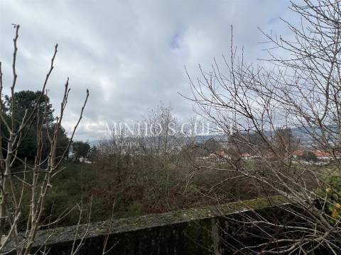 Moradia V4 Brutalista em Joane c/ Logradouro e Garagem