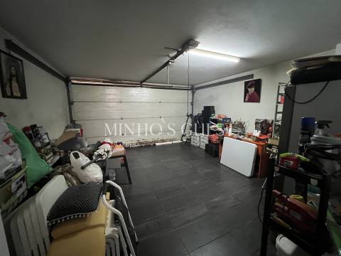 Moradia V4 Brutalista em Joane c/ Logradouro e Garagem