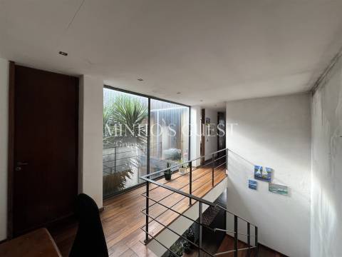 Moradia V4 Brutalista em Joane c/ Logradouro e Garagem