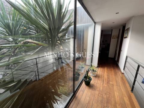 Moradia V4 Brutalista em Joane c/ Logradouro e Garagem