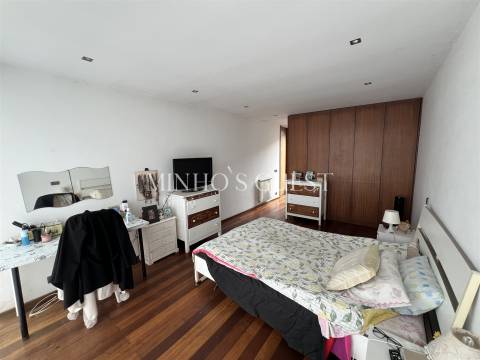 Moradia V4 Brutalista em Joane c/ Logradouro e Garagem