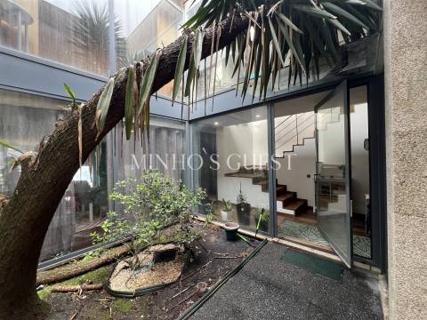 Moradia V4 Brutalista em Joane c/ Logradouro e Garagem