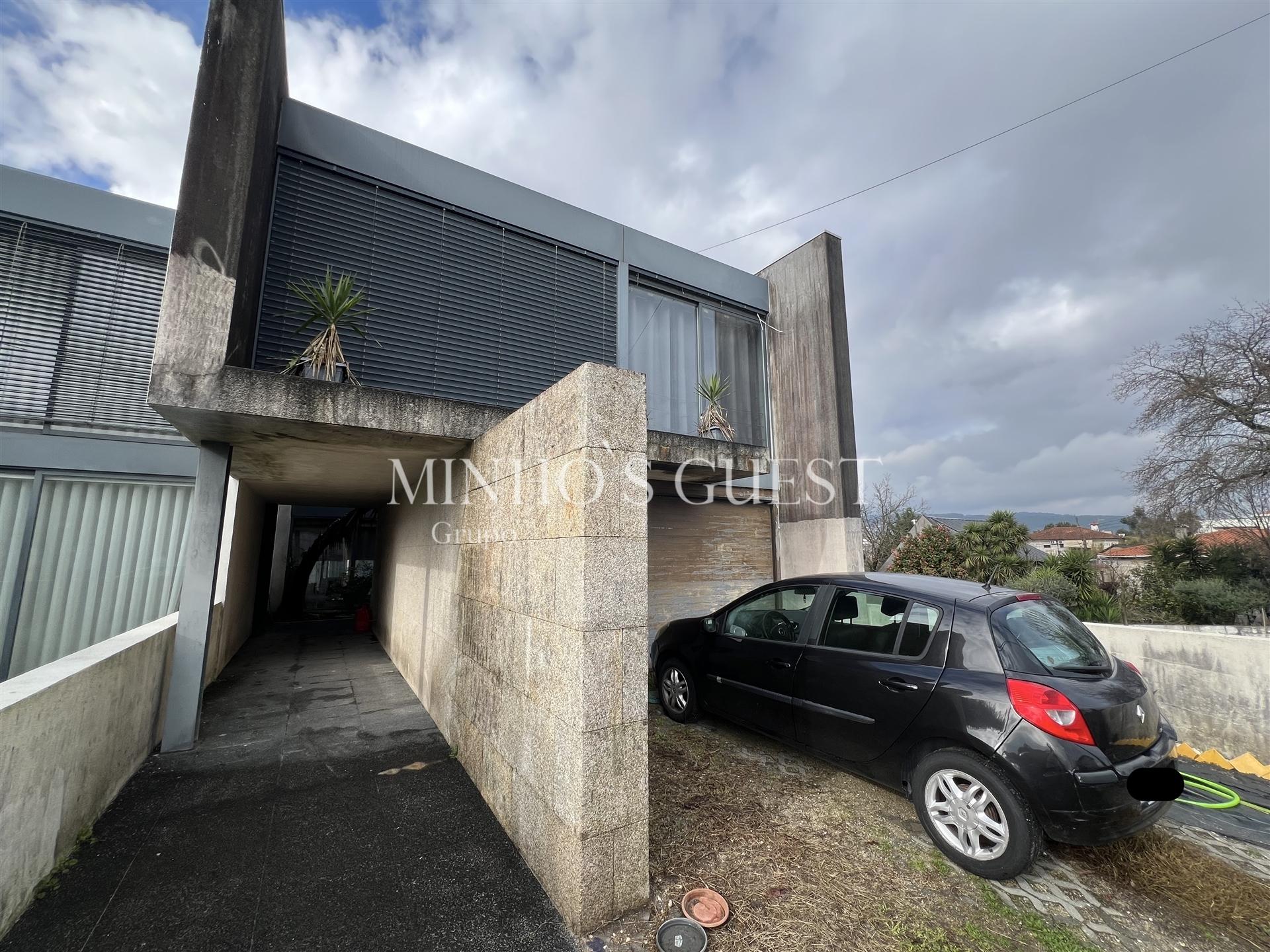 Moradia V4 Brutalista em Joane c/ Logradouro e Garagem
