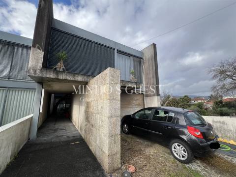 Moradia V4 Brutalista em Joane c/ Logradouro e Garagem