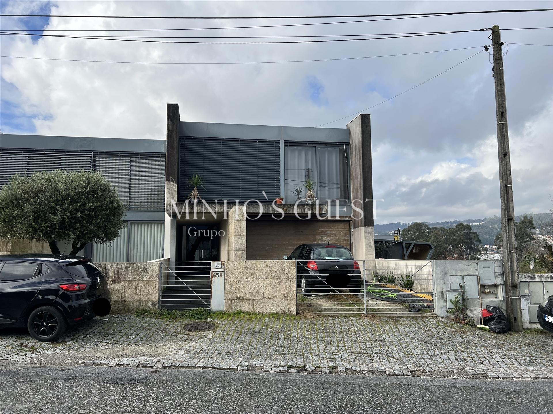 Moradia V4 Brutalista em Joane c/ Logradouro e Garagem