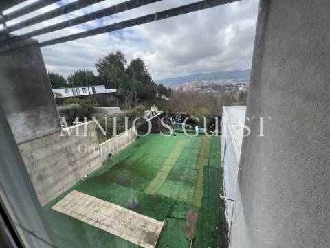 Moradia V4 Brutalista em Joane c/ Logradouro e Garagem