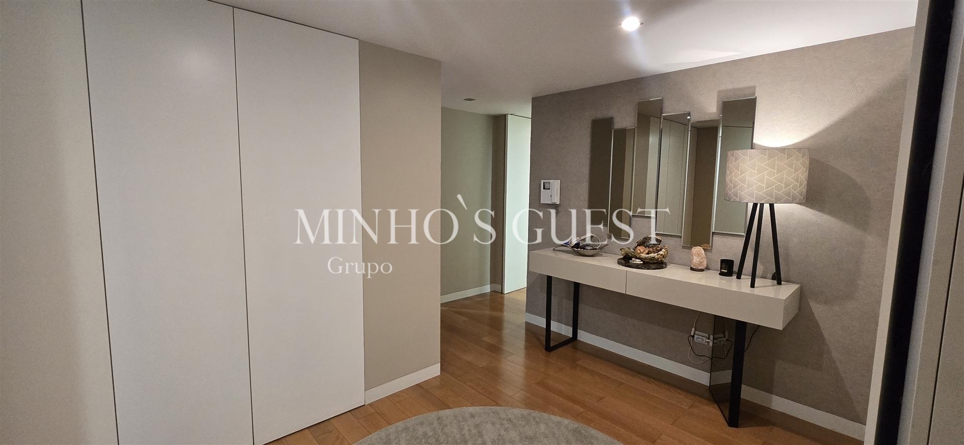 Apartamento T3 de Charme c/ varandas, AC e Garagem Fechada - Fraião, Braga