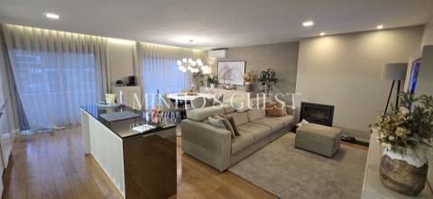 Apartamento T3 de Charme c/ varandas, AC e Garagem Fechada - Fraião, Braga