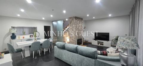 Moradia V3 c/ 1 Suite Closet, Mobilada e Equipada pronta a Habitar c/ Jardim - Amares (Bico), Braga